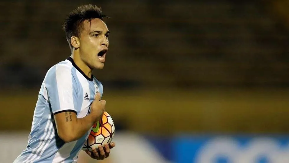 Lautaro Martínez celebra un gol con la Selección Argentina