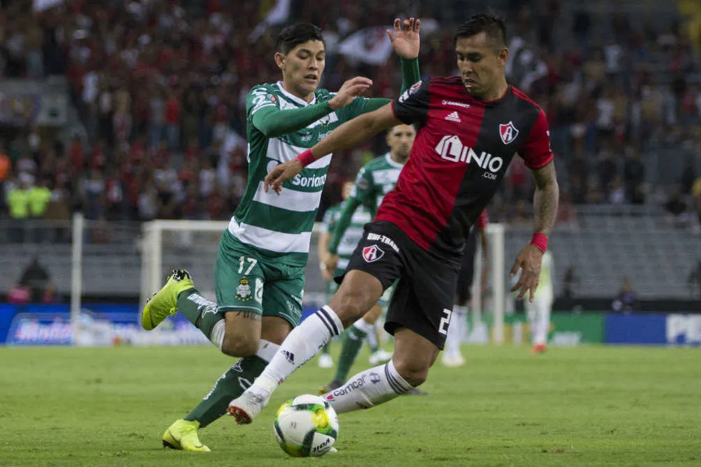 Jesus Isijara y Gerardo Arteaga, luchan por la redonda