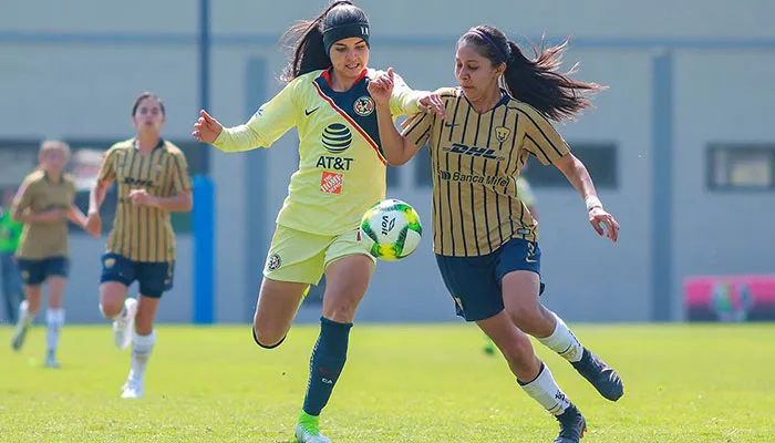 IMAGO7 Viviana Michel y Ana López en disputa por el balón