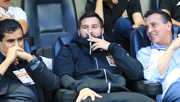 Gignac viendo el Clásico Regio desde las gradas
