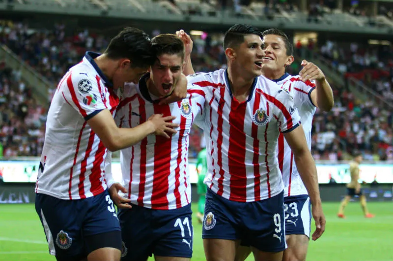 IMAGO7 Jugadores de Chivas festejan un gol