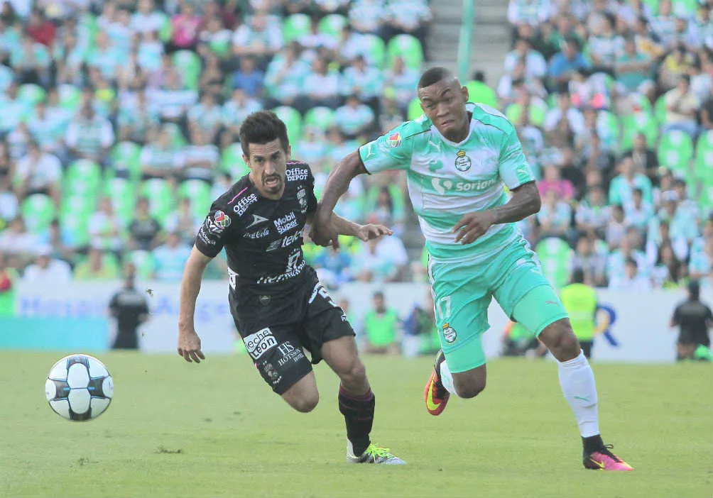 Fernando Navarro y Fredy Hinestroza, luchan por la esférica