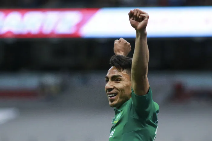 Ángel Mena en festejo con León