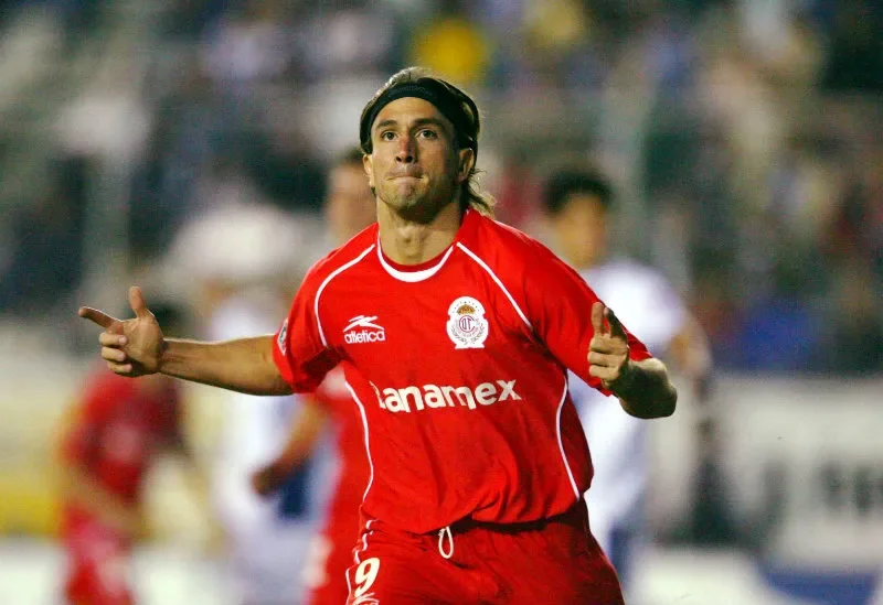 Bruno Marioni festeja un gol con el Toluca