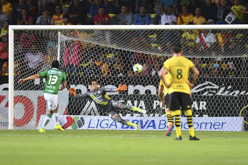 MEXSPORT Ángel Mena anota el tiro penal contra Monarcas