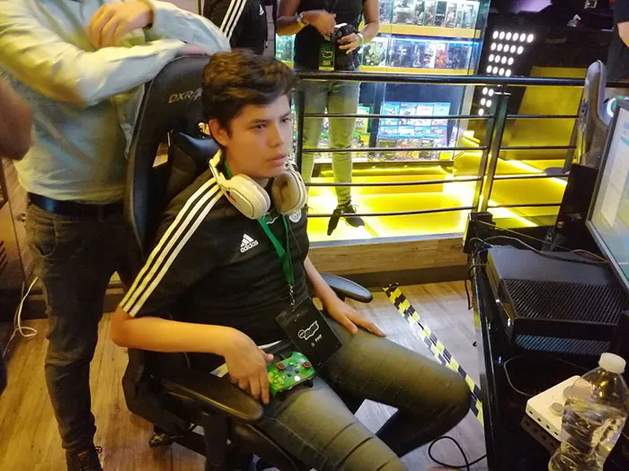 ALEXANDRO SANTOS Ávila antes de una partida de FIFA