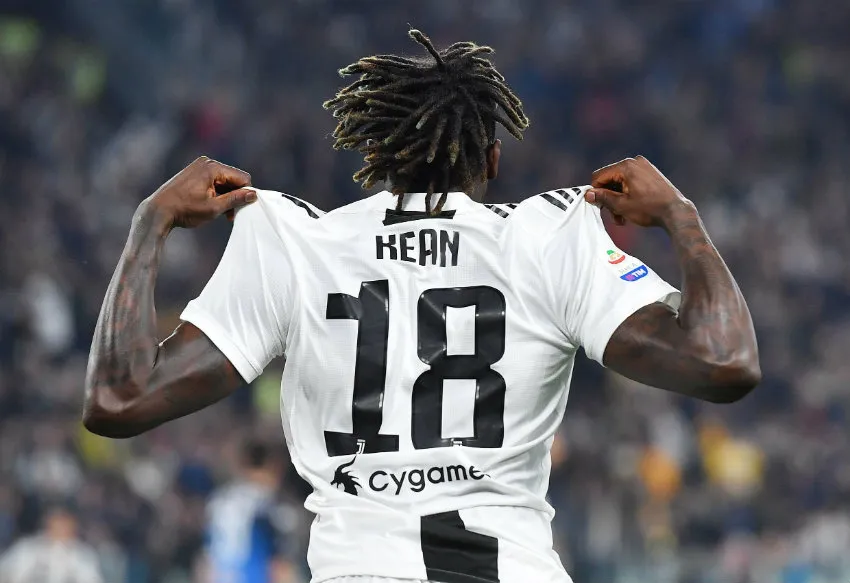 EFE Kean muestra su número ante los aficionados de la Juventus