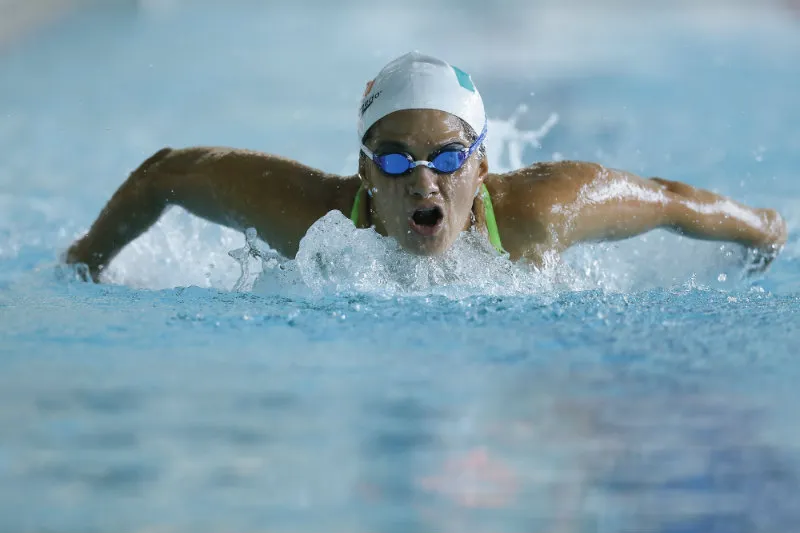 ERNESTO PÉREZ Toledano nada dentro de una alberca