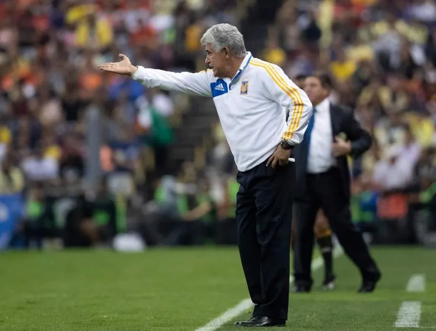 MIGUEL PONTÓN Ferreti da indicaciones a sus jugadores en duelo contra América