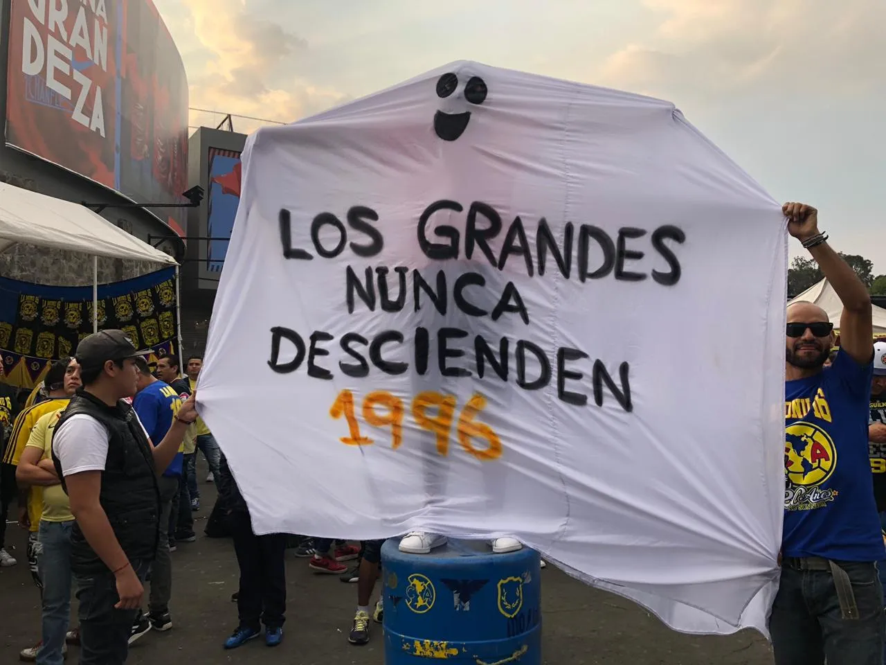 Manta de la afición del América con mensaje para Tigres