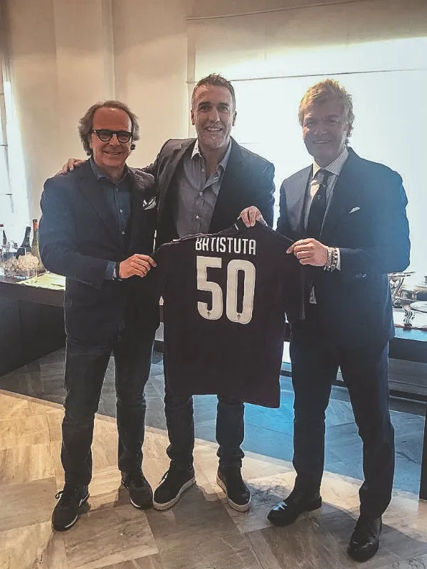 Batistuta recibe una camiseta de la Fiorentina