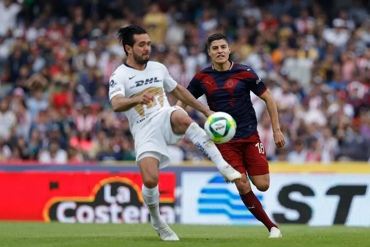 Luis Quintana pelea el balón ante Ronaldo Cisneros