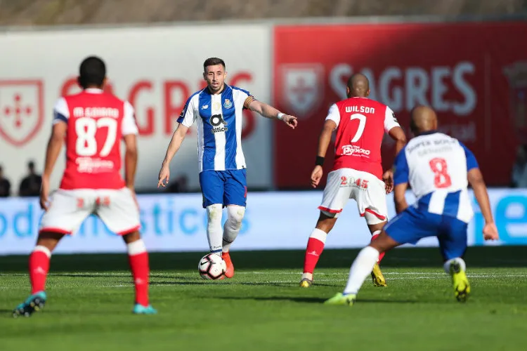 Héctor Herrera controla el esférico en el duelo contra el Braga
