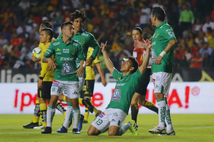 Ángel Mena festeja triunfo ante Monarcas