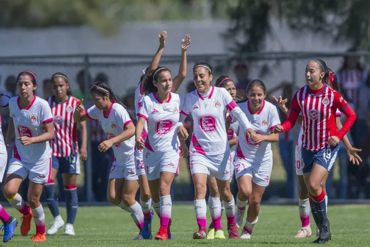 Monarcas festeja gol de Alejandra Calderón