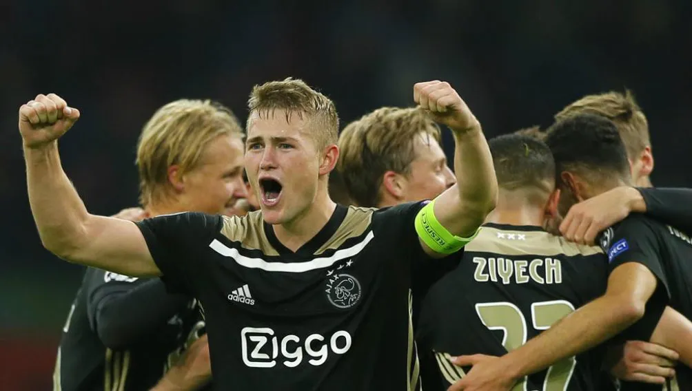 Matthijs de Ligt celebra el triunfo del Ajax contra el Benfica