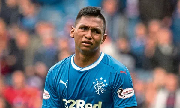 Alfredo Morelos durante un partido con los Rangers