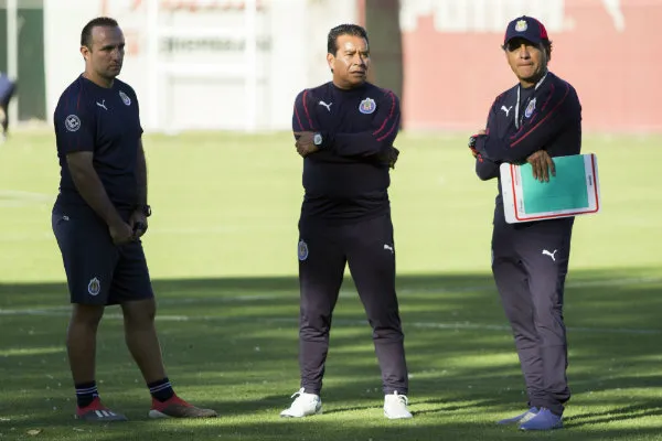 Alberto Coyote durante su primer entrenamiento al mando de Chivas
