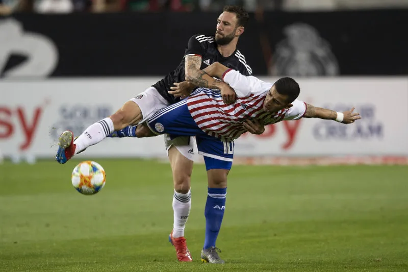 Miguel Layún disputa un balón con la Selección Mexicana