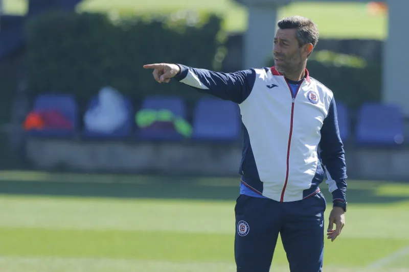 Pedro Caixinha durante un entrenamiento del Cruz Azul