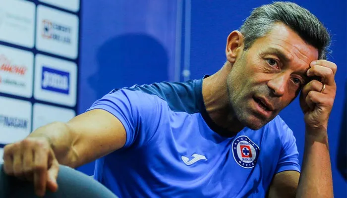 Caixinha en conferencia de prensa