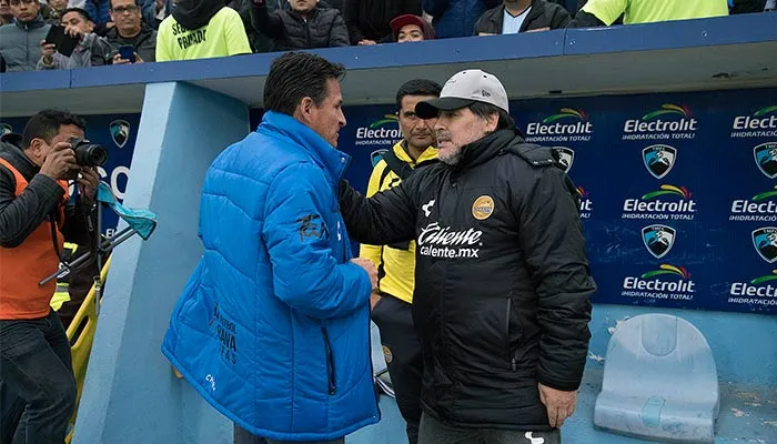Mario García y Diego Maradona en el partido Dorados vs Tampico