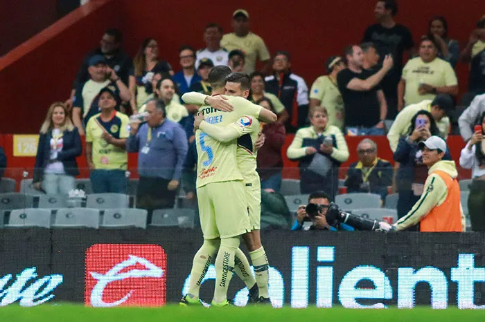 Jugadores del América festejan un gol