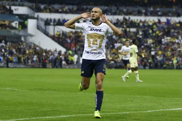 González celebra un gol frente al América