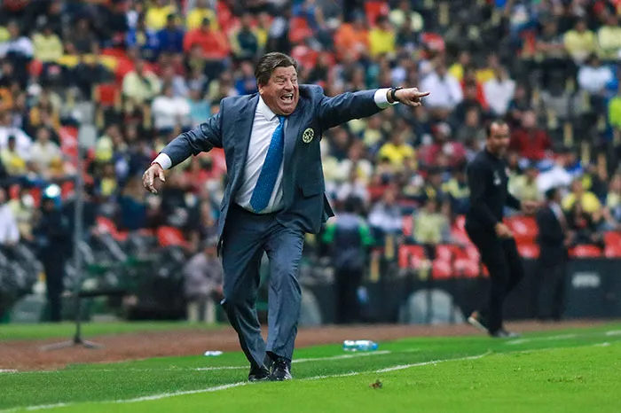 IMAGO7 El Piojo dirige a su equipo