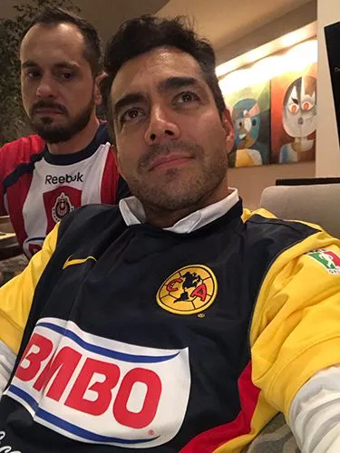 Omar Chaparro con un jersey de América