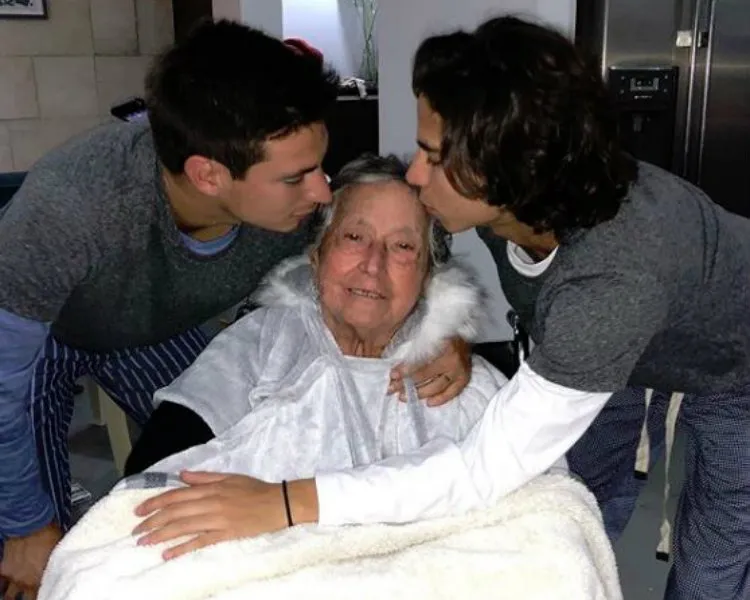Mauro y Diego Lainez visitan a su abuela 'Veka'