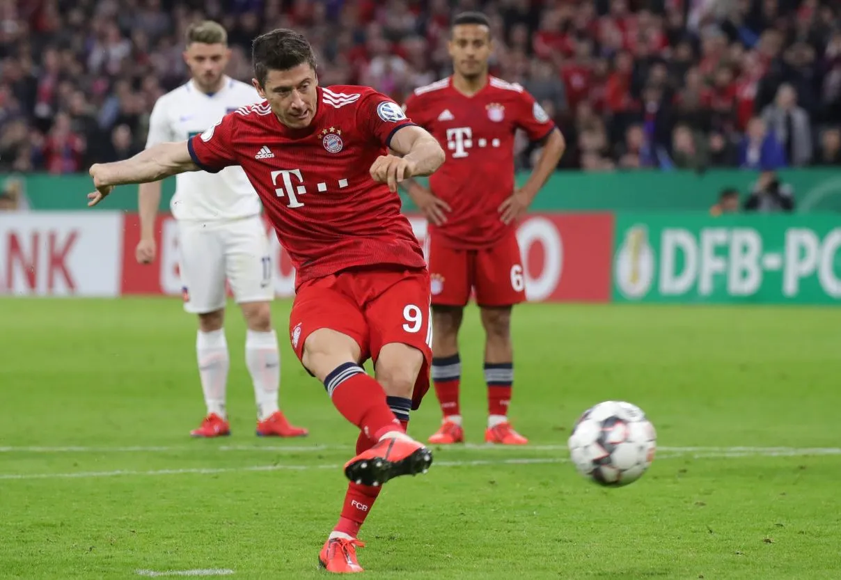 TWITTER @FCBayern Robert Lewandoski se perfila y anota el gol del triunfo