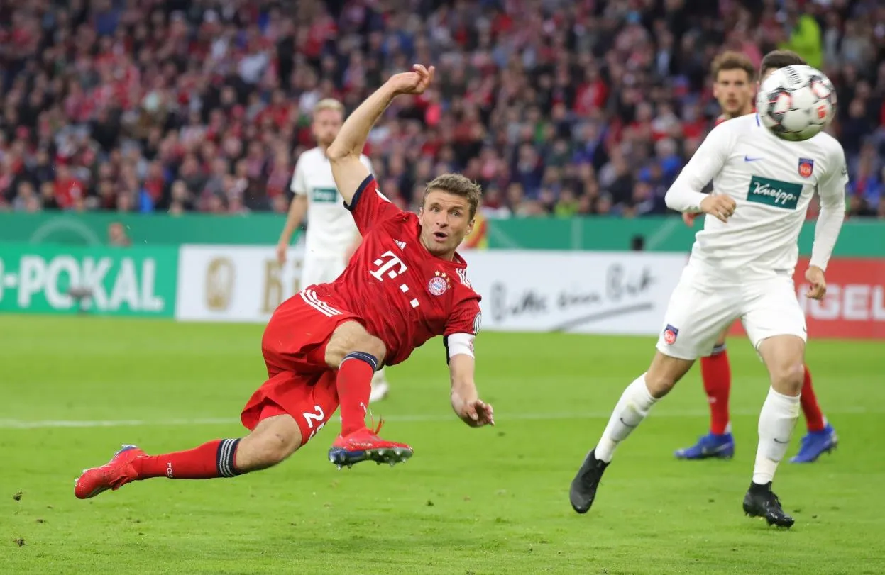 TWITTER @FCBayern Thomas Müller remata en el arco contrario