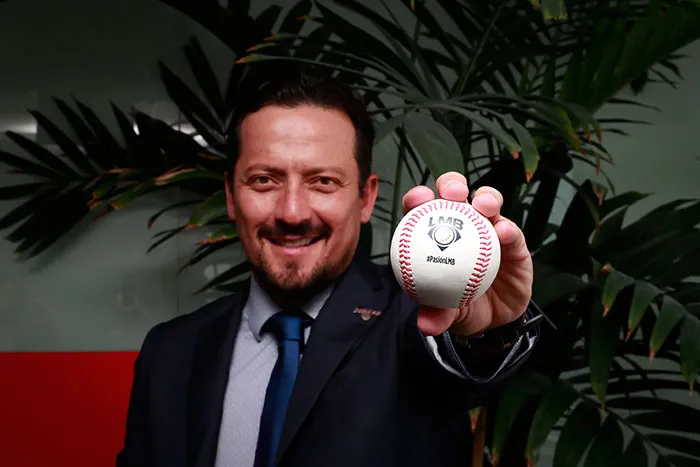 CARLOS RAMÍREZ El directivo muestra la pelota a la cámara