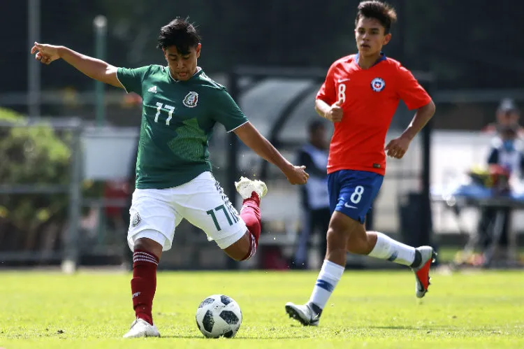 IMAGO7 Efraín Álvarez, a punto de rematar en un duelo con el Tri Sub 17