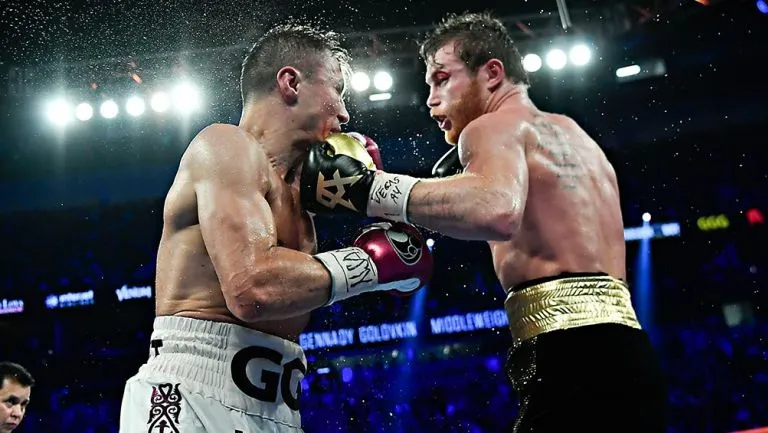 Canelo impacta un golpe a Golovkin durante la pelea
