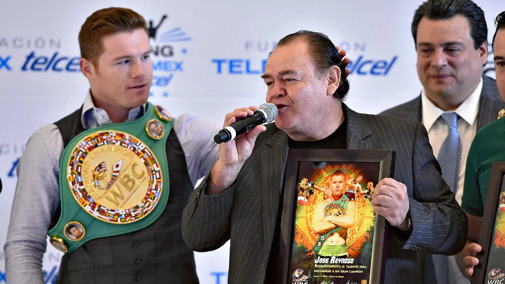 Canelo, 'Chepo' Reynoso y Mauricio Sulaiman, durante una presentación