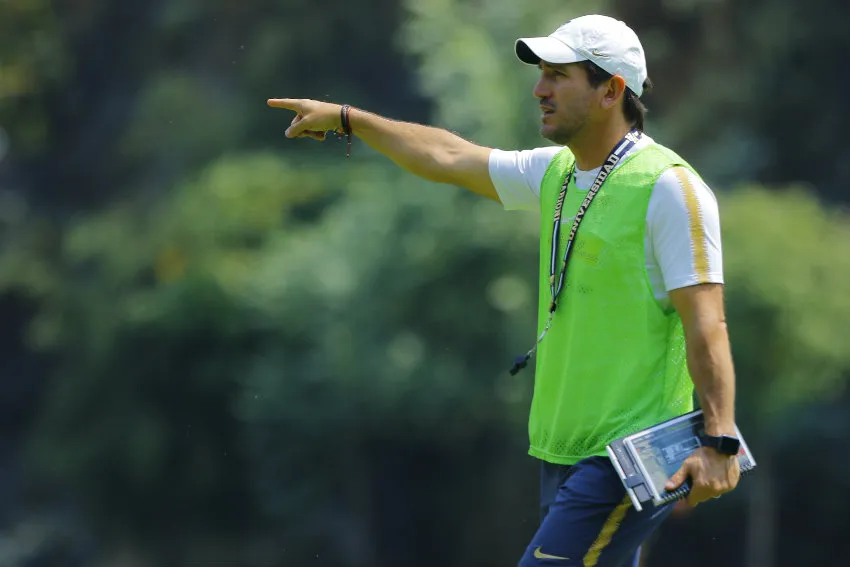 Marioni da instrucciones durante entrenamiento de Pumas