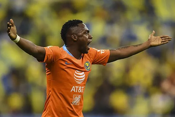 Renato Ibarra en partido con América