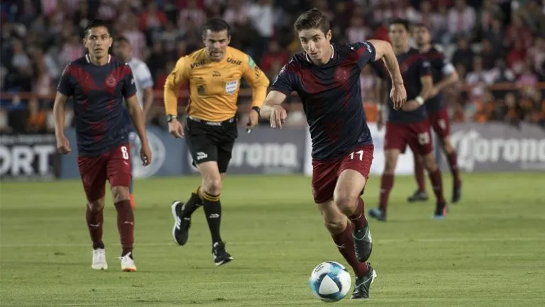 IMAGO7 Isaác Brizuela conduce el esférico en el duelo contra Pachuca