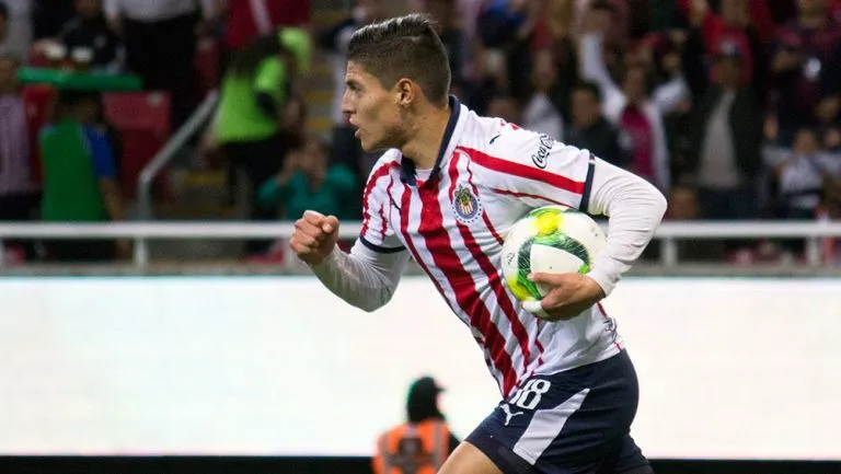 IMAGO7 Ronaldo Cisneros festeja un gol con Chivas