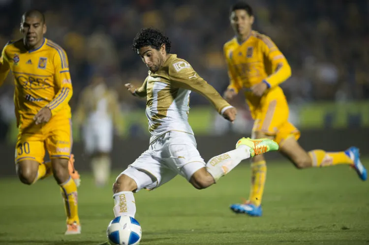 Martín Bravo, a punto de rematar en el duelo contra Tigres