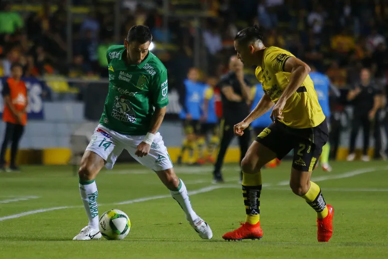 Rubens Sambueza conduce el balón en el partido frente al Morelia