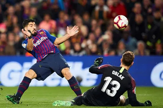 Oblak ataja disparo de Suárez