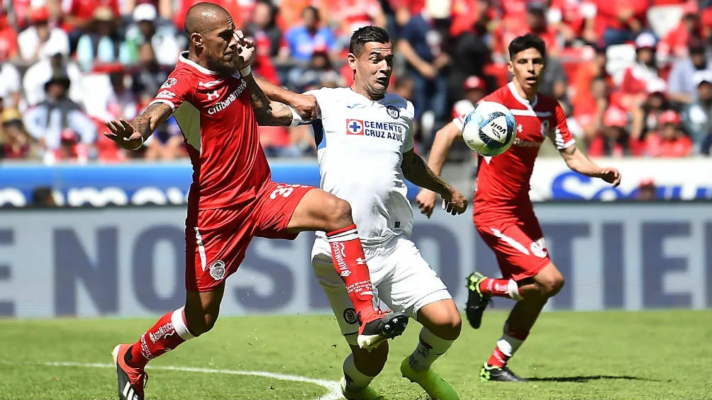 IMAGO7 Jonatan Maidana y Milton Caraglio, luchan por la esférica