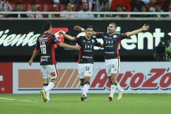 Lobos celebra una anotación frente a Chivas