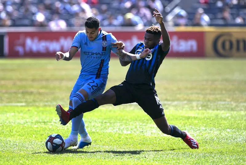 AP Jugadores del NYFC y el Montream Impact disputan un balón