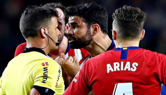 EFE Costa y Gil Manzano durante el partido Atléti vs Barcelona