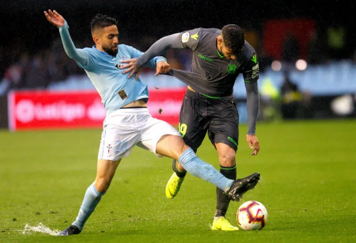 Boudeboz y Theo Hernández en disputa por el balón