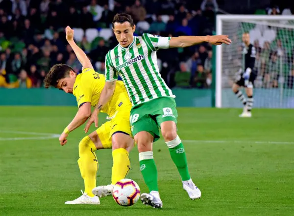 Guardado pelea por el balón